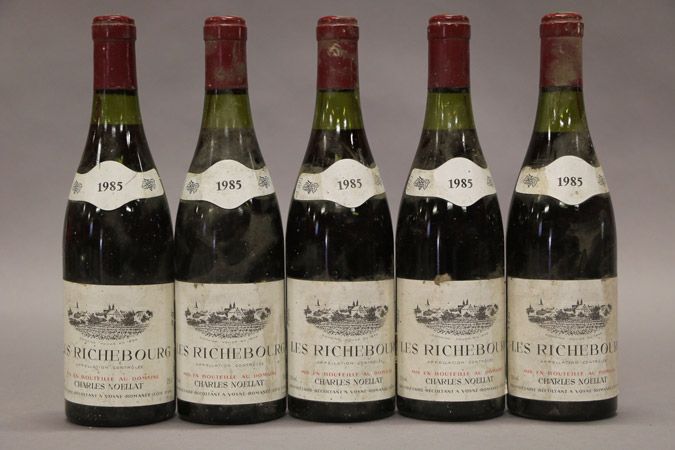 Cinq bouteilles de vin, étiquetées Les Richebourg, millésime 1985