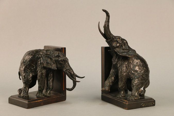 Serre-livres en bronze en forme d'éléphant, l'un debout, l'autre avec la trompe levée