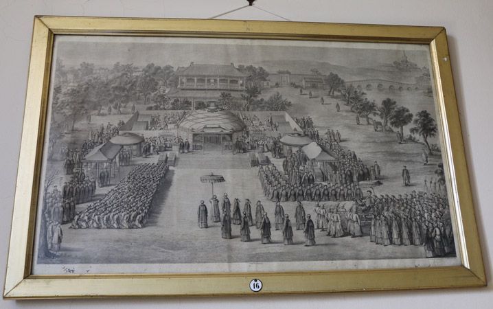 Gravure historique encadrée en niveaux de gris d'un grand rassemblement en plein air