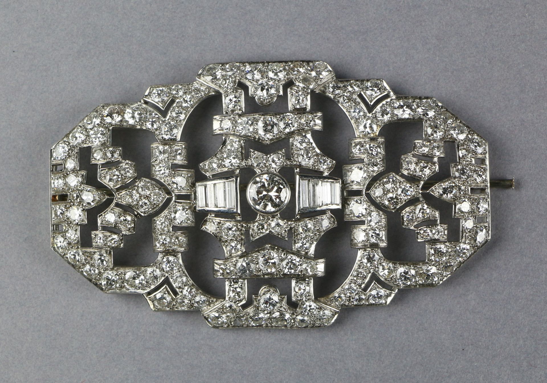 Broche art déco or et diamants. Vente du 25 avril 026