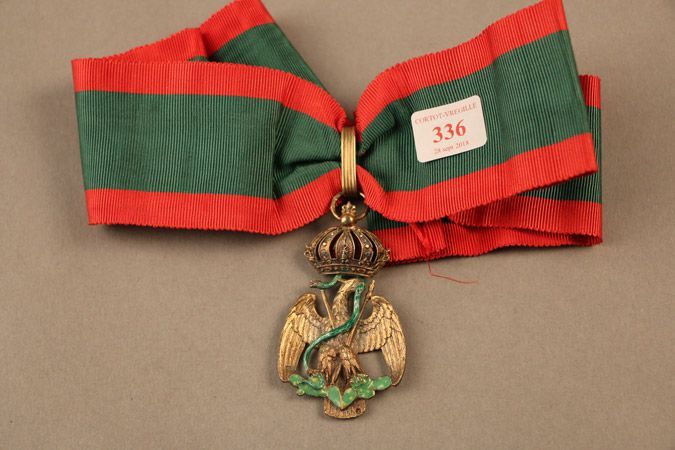 Médaille avec ruban vert et rouge, un aigle en or avec motif couronne et serpent