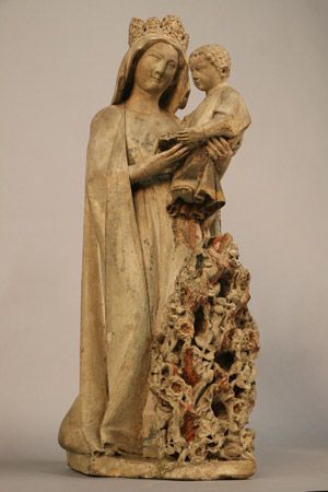 Statue de la Vierge Marie tenant l'Enfant Jésus, tous deux affichant une expression sereine