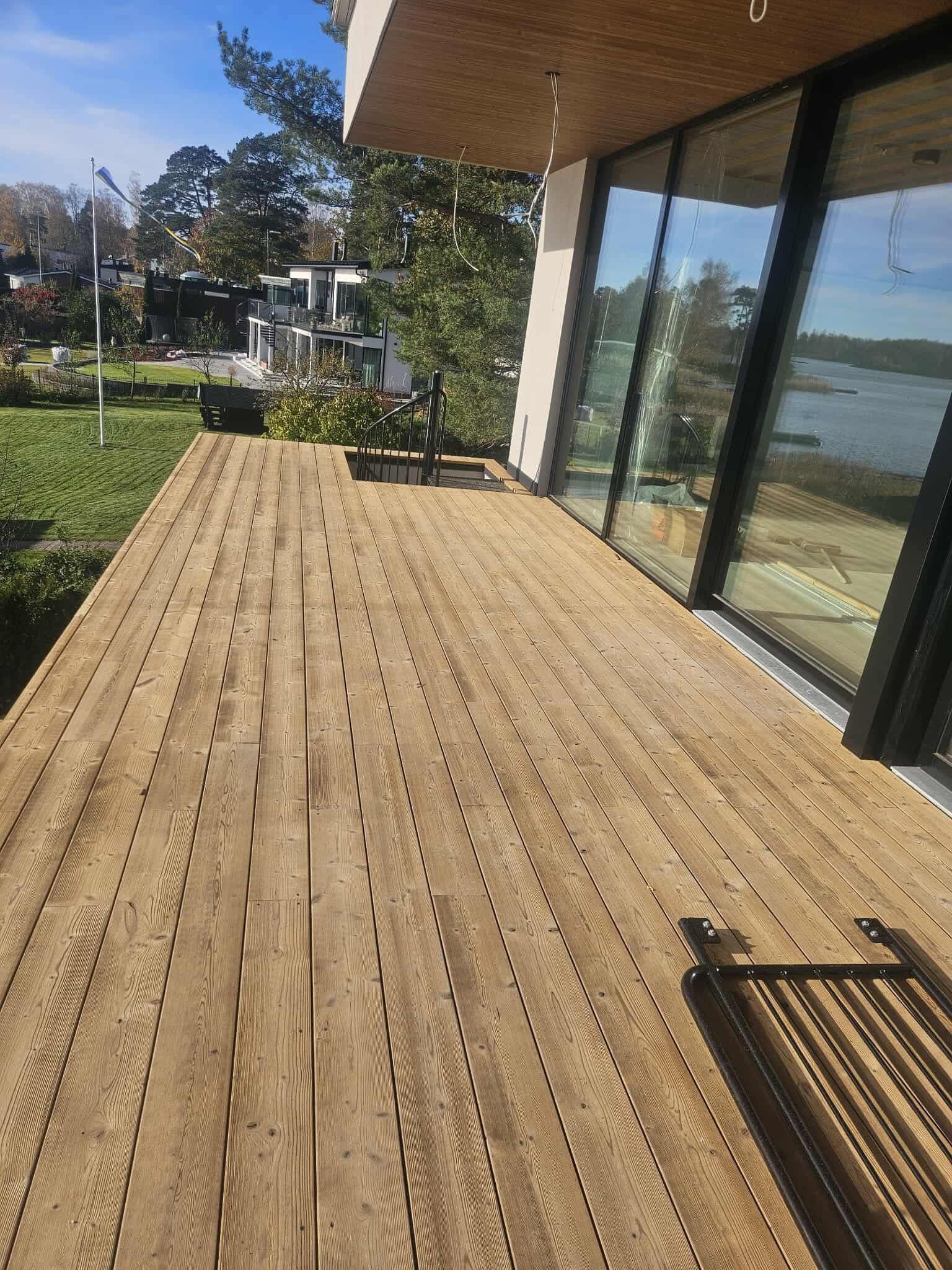 Moderni terassi ja ulkoalueiden puurakentaminen – RakonePro Oy Helsinki