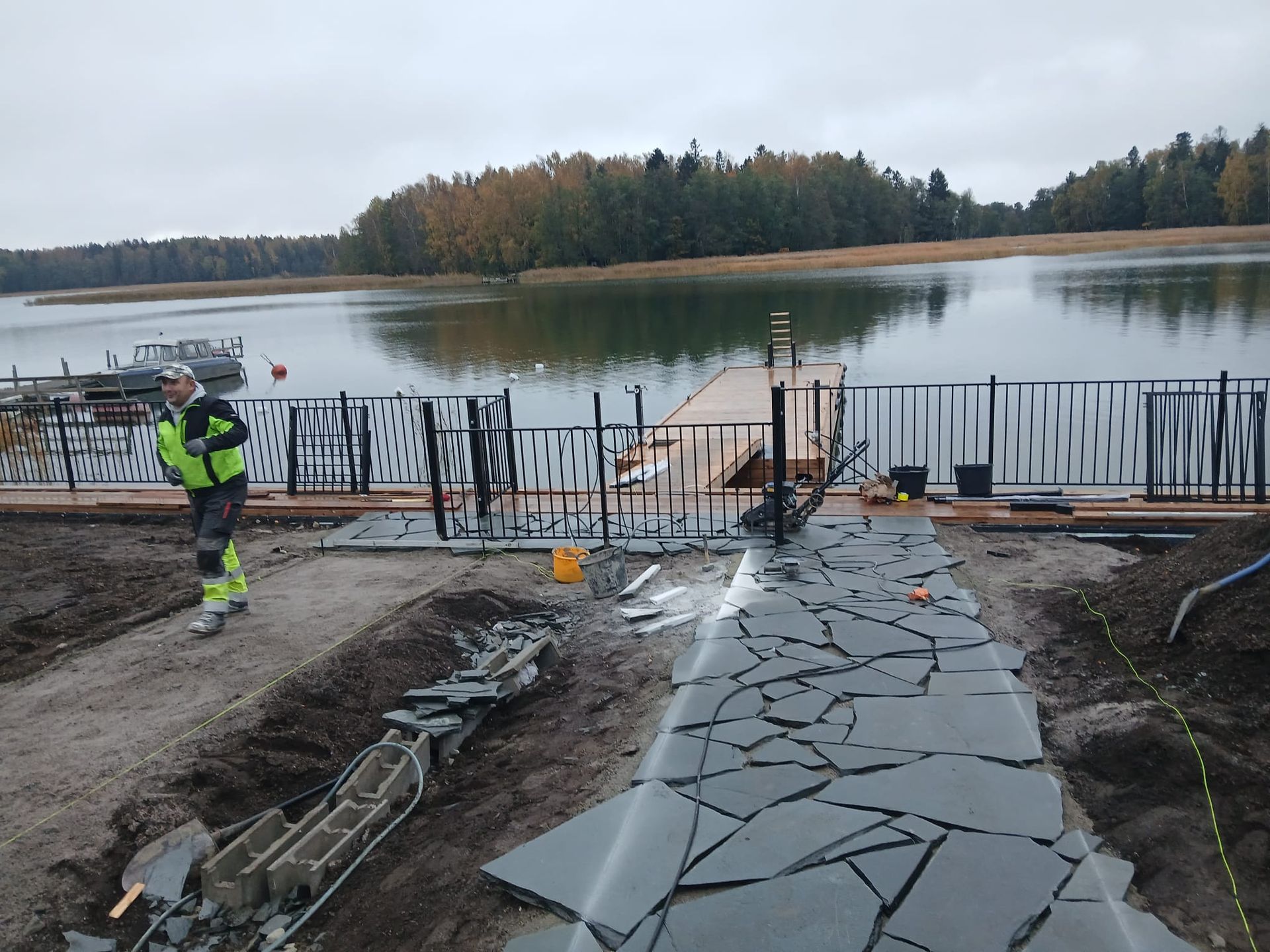Kivityöt, piha-aidat ja ulkoalueiden viimeistely – RakonePro Oy Vantaa