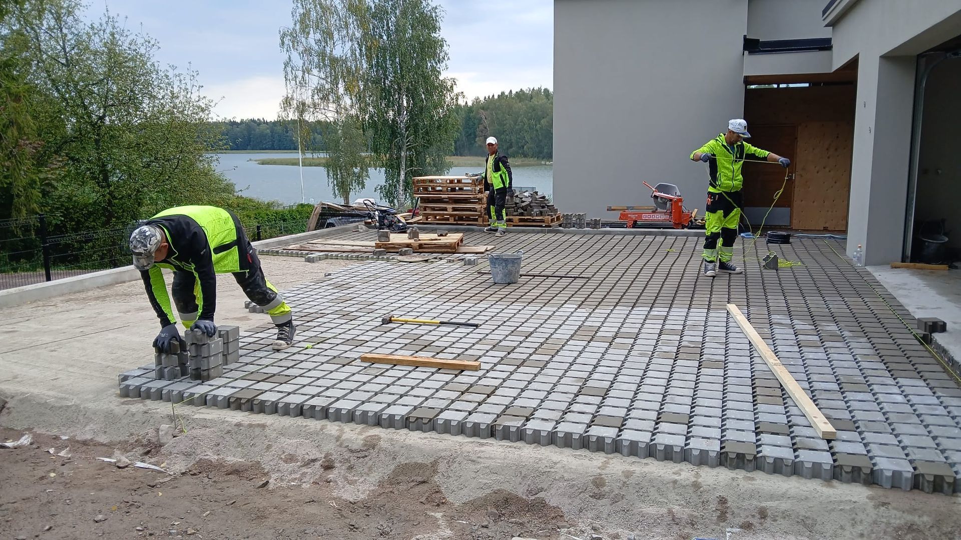 Omakotitalon ulkoasumuutokset ja verhousuudistus – RakonePro Oy Vantaa