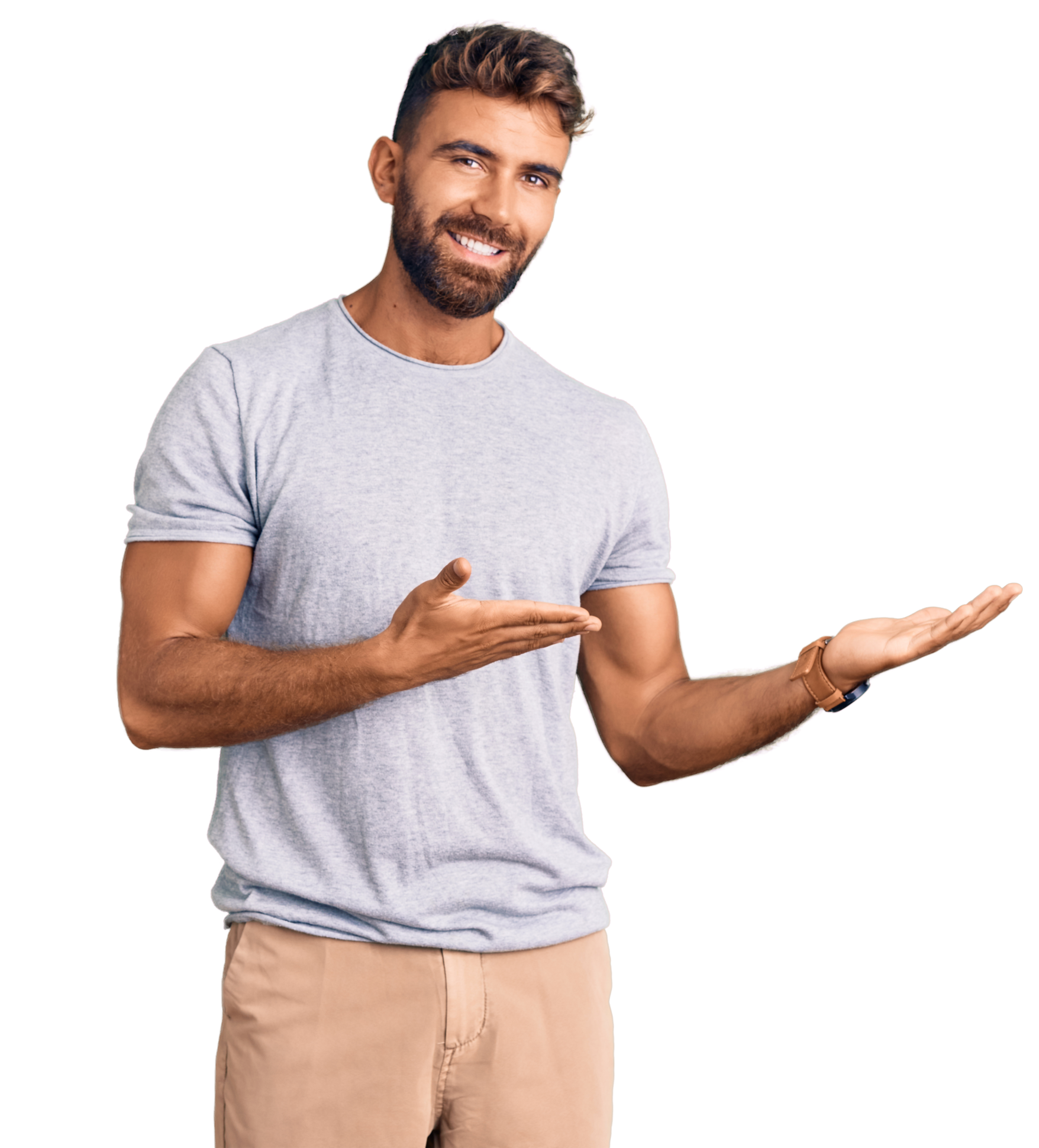 Un homme barbu sourit et fait des gestes avec les paumes ouvertes. Il porte un t-shirt gris et un pantalon beige.