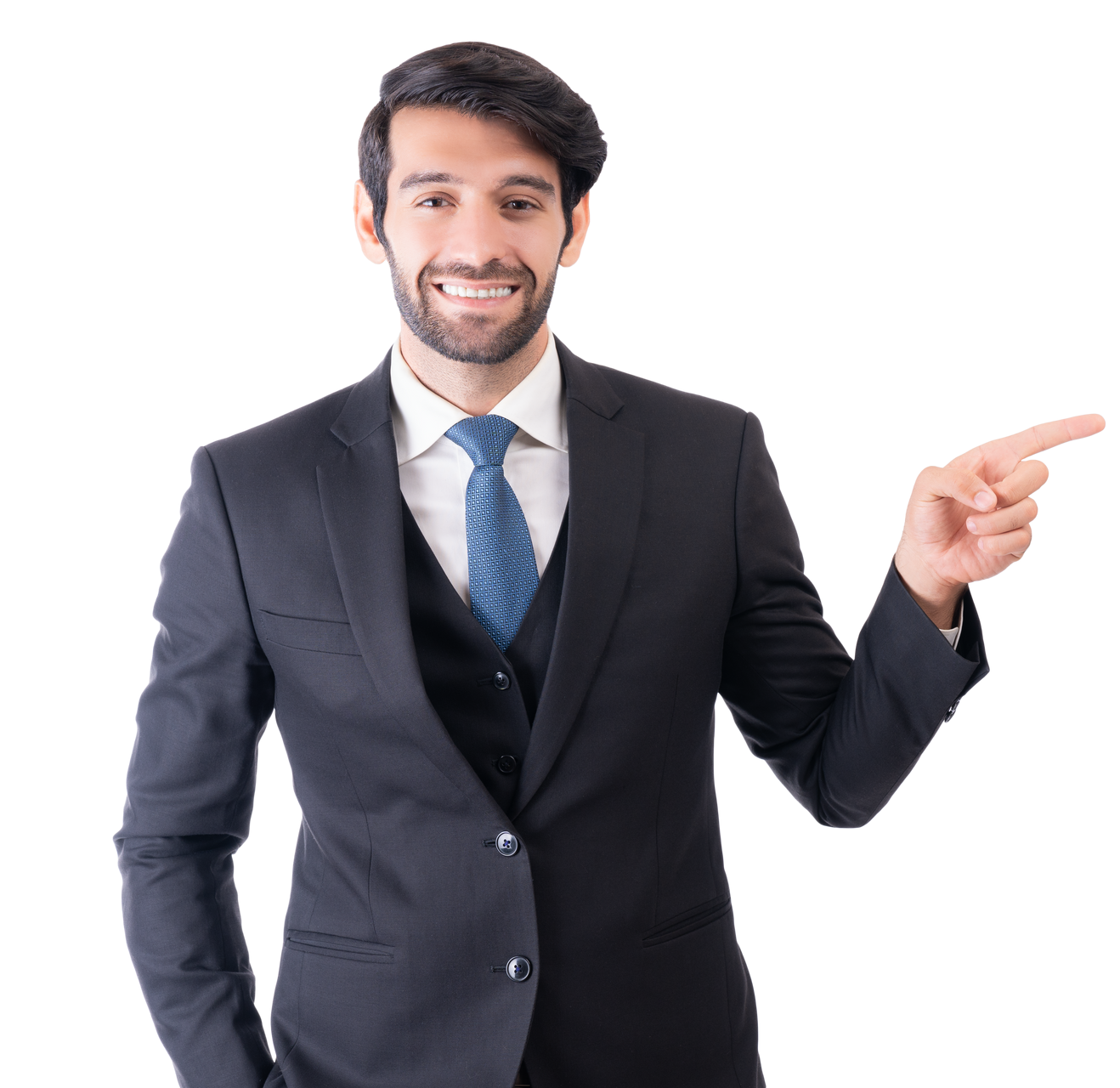 Un homme en costume pointe du doigt vers la droite en souriant.