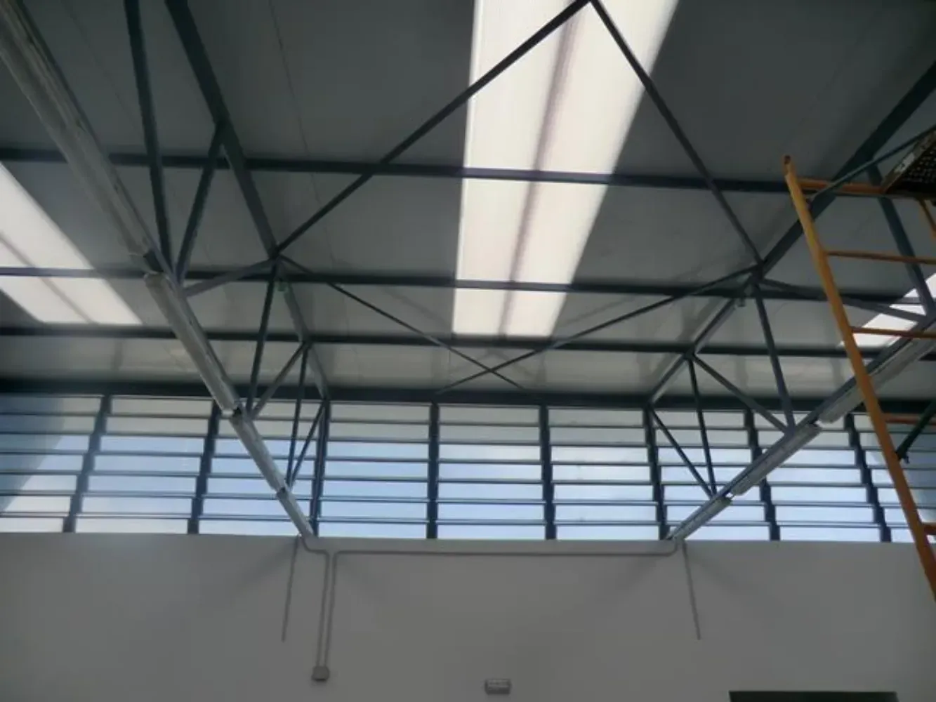 El techo de un edificio con una escalera en primer plano.