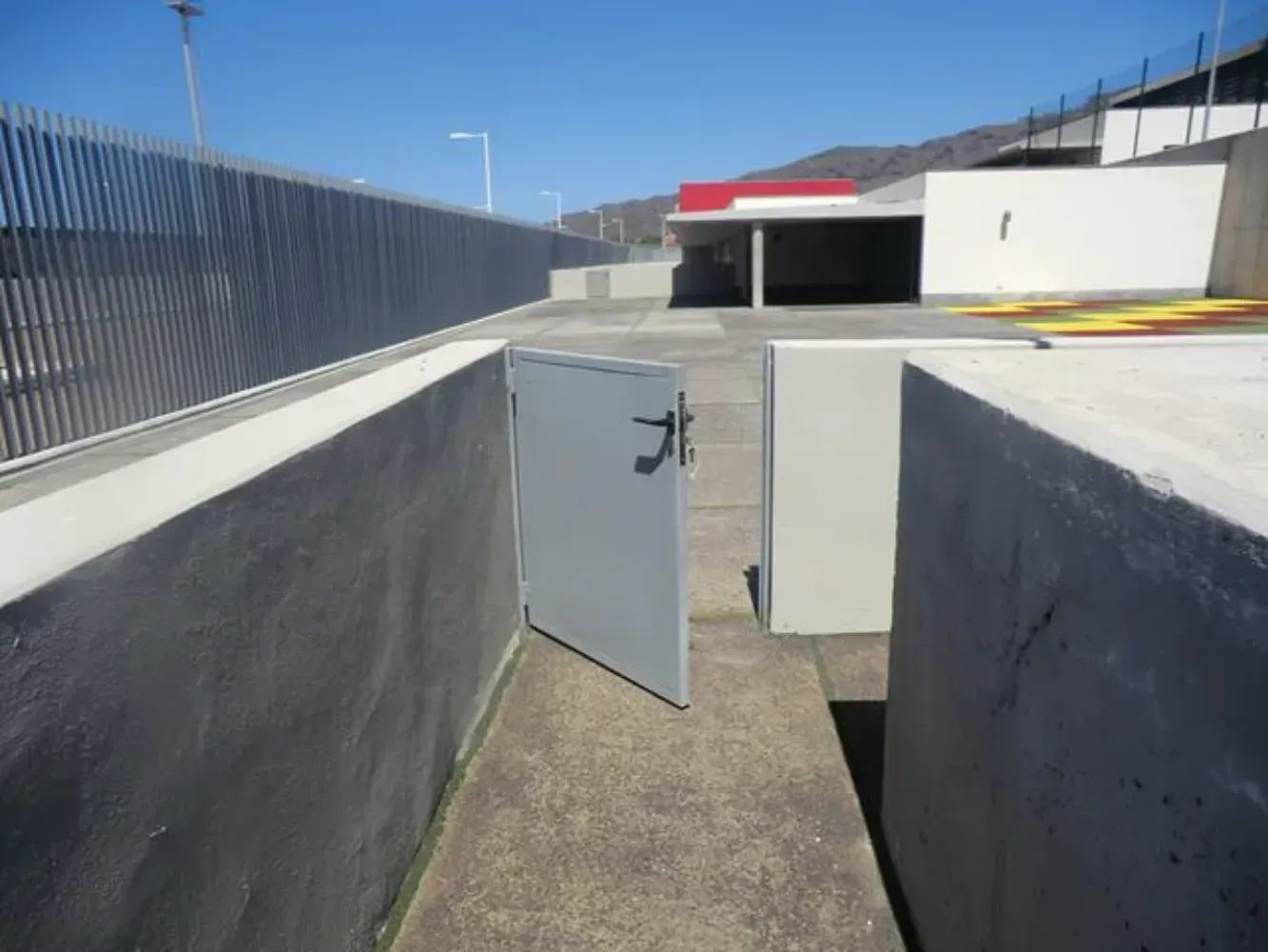 Una pasarela estrecha con una puerta abierta