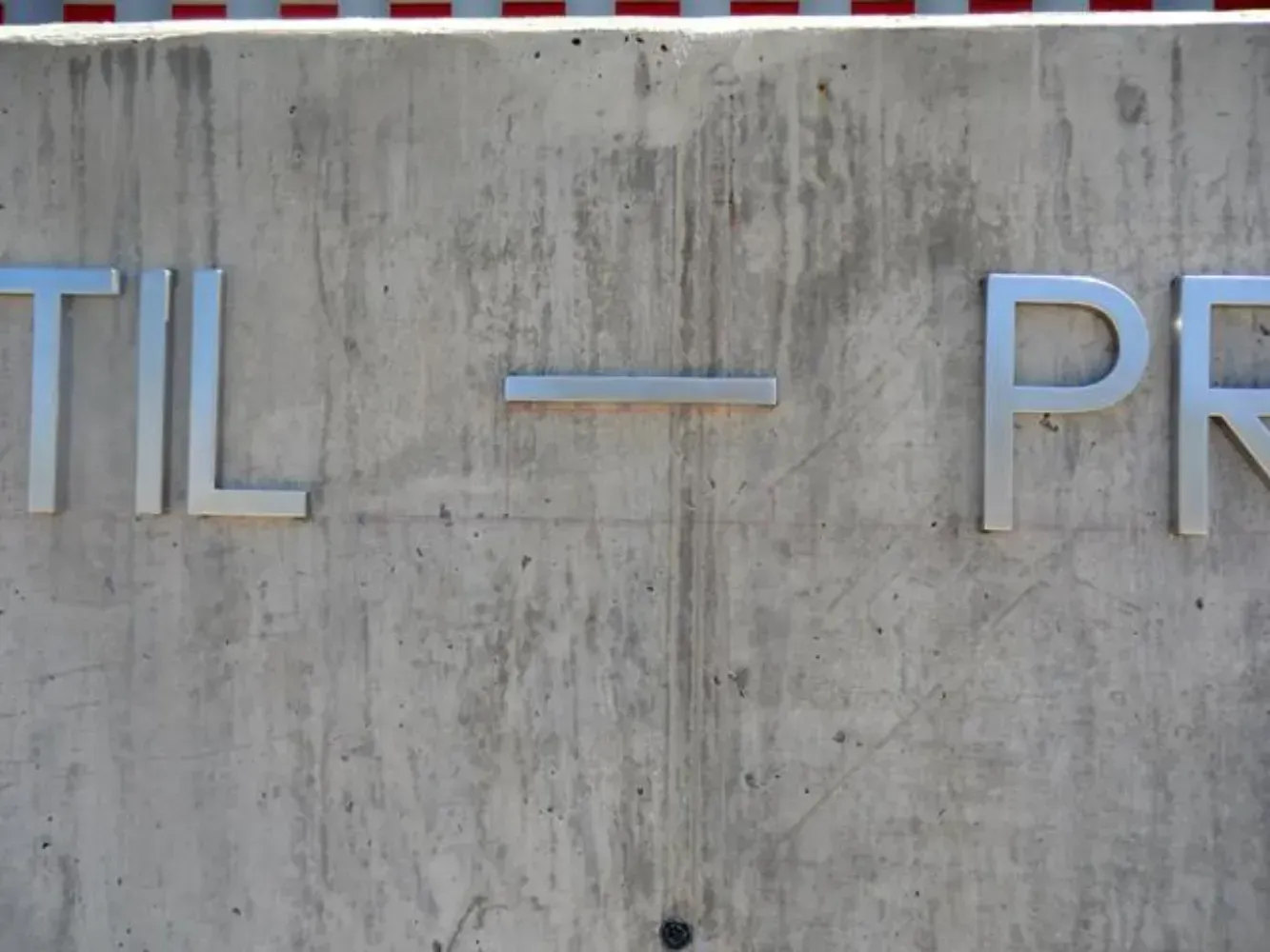 Una pared de hormigón con til pr escrito en ella