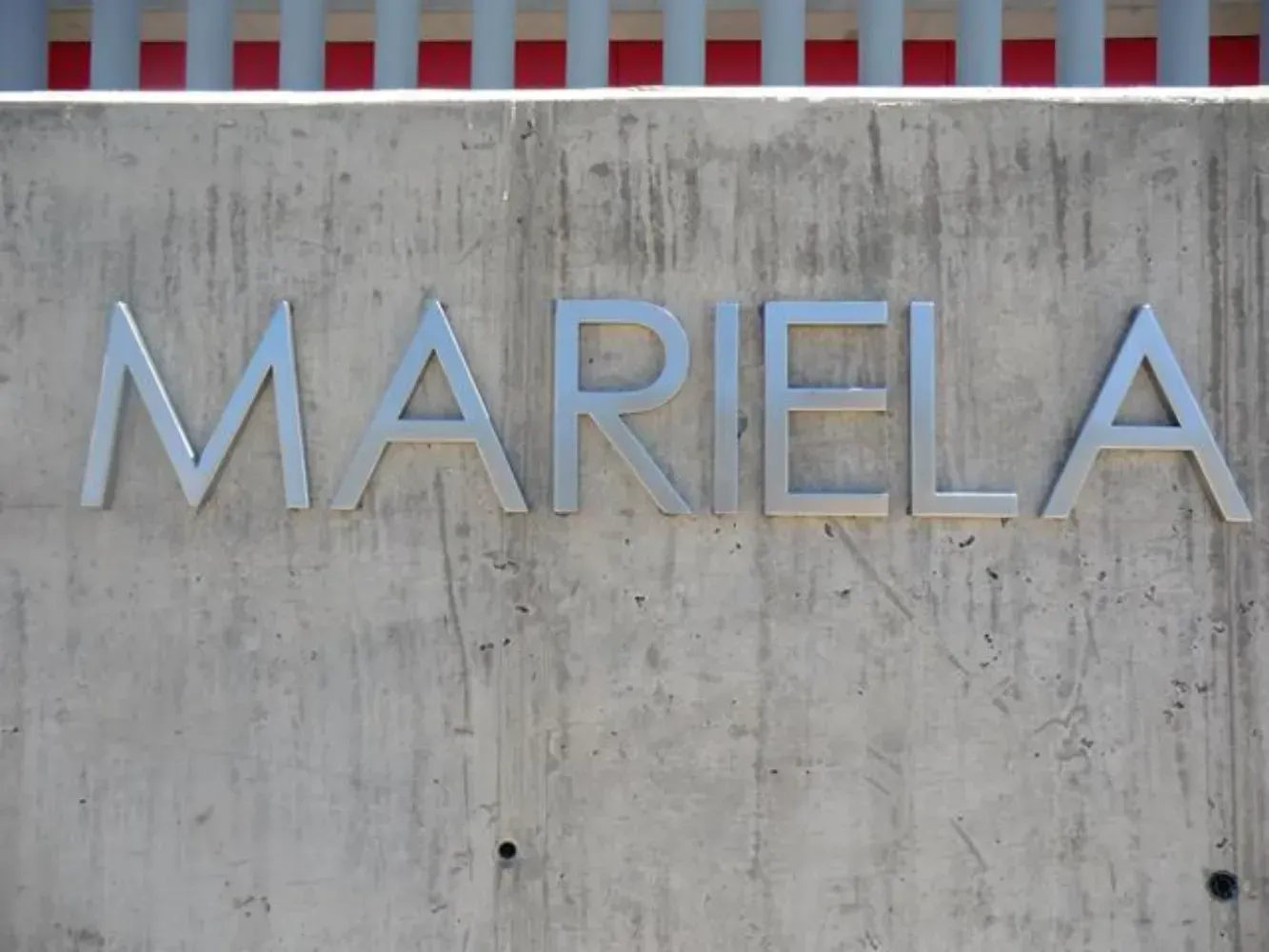 El nombre mariela está escrito en un muro de concreto