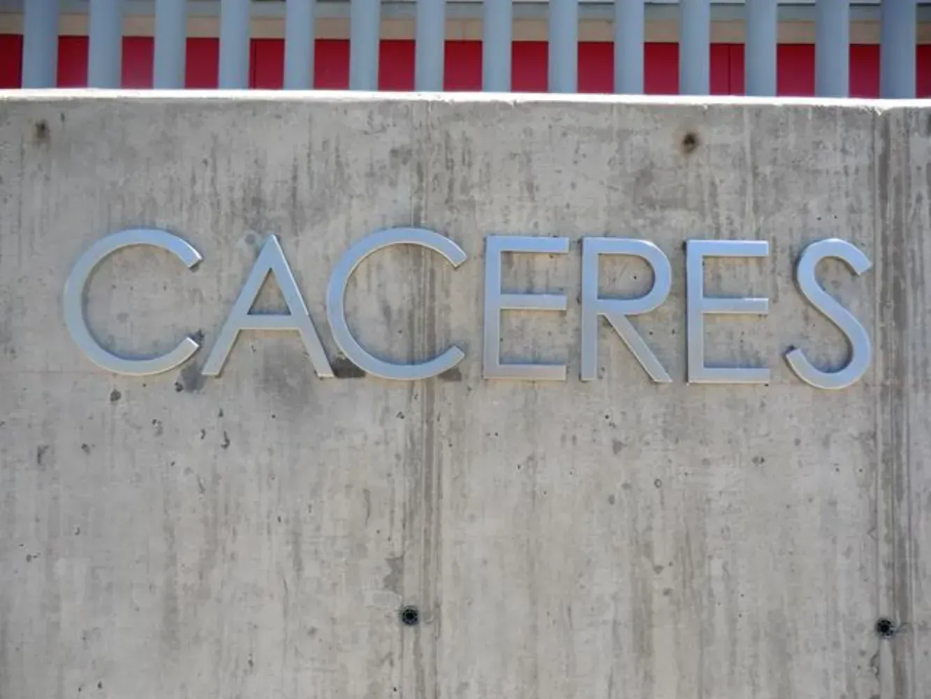 La palabra caceres está en un muro de hormigón