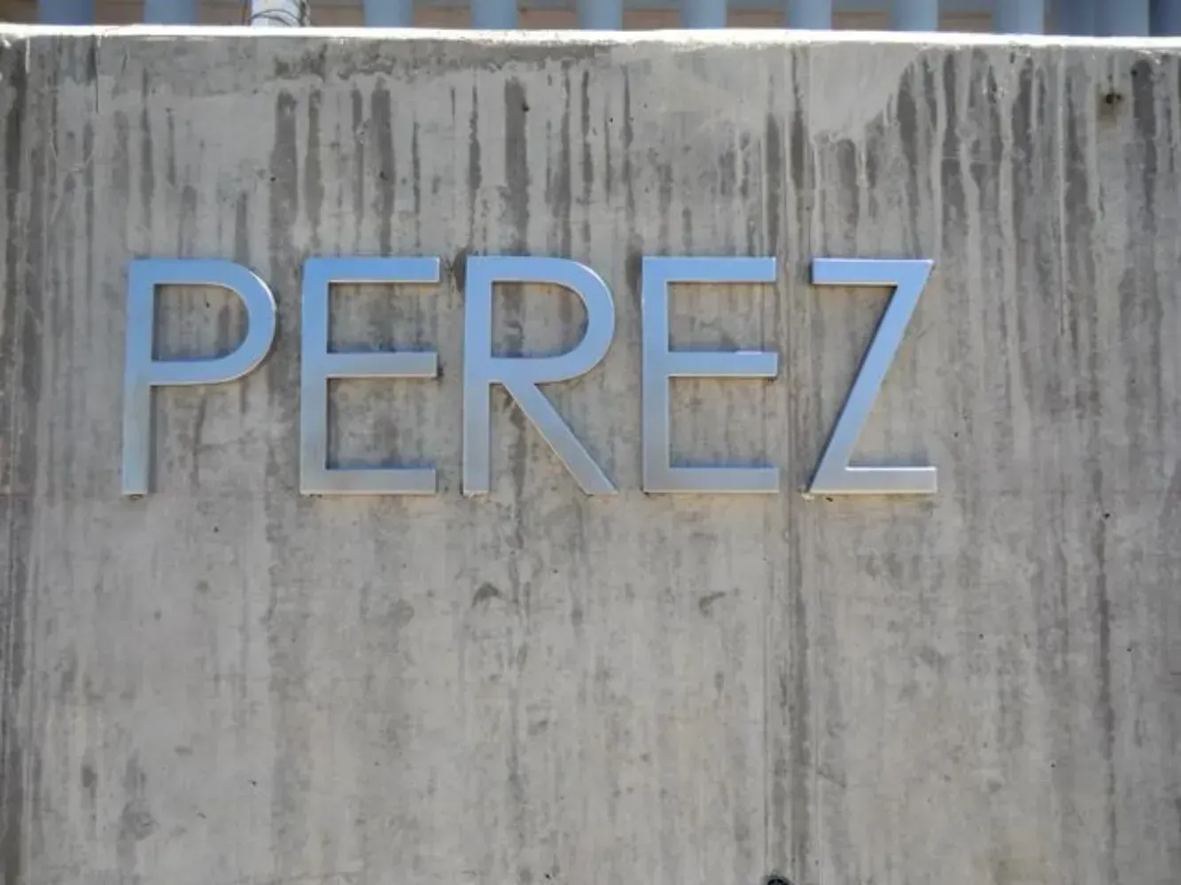 La palabra Pérez está en una pared de hormigón.