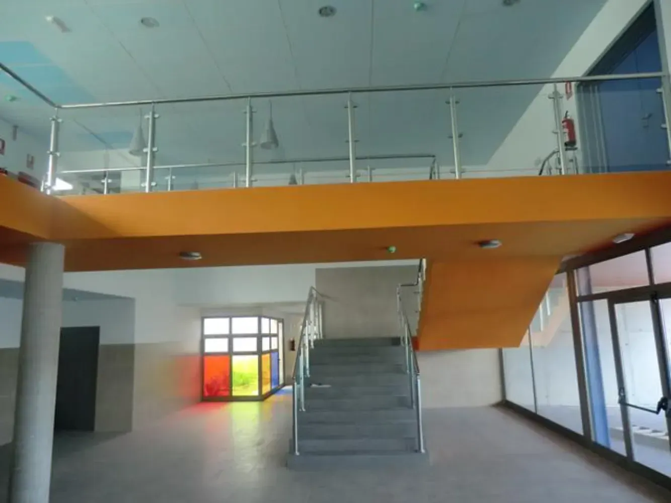 Un edificio con escaleras que conducen a un segundo piso