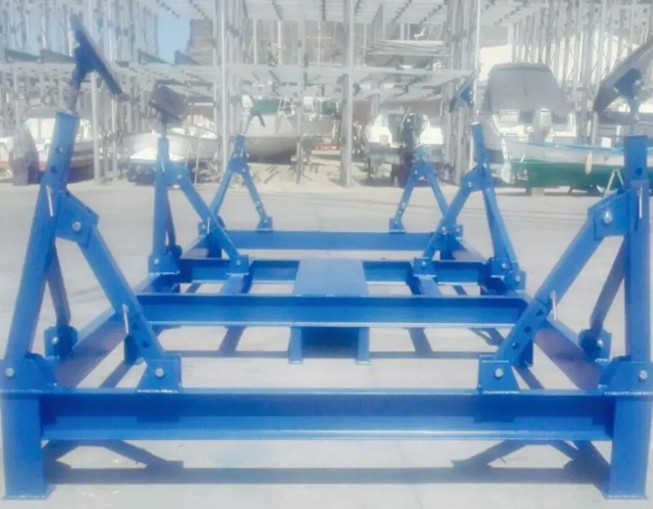 Una estructura de metal azul está sentada en el suelo en un estacionamiento.