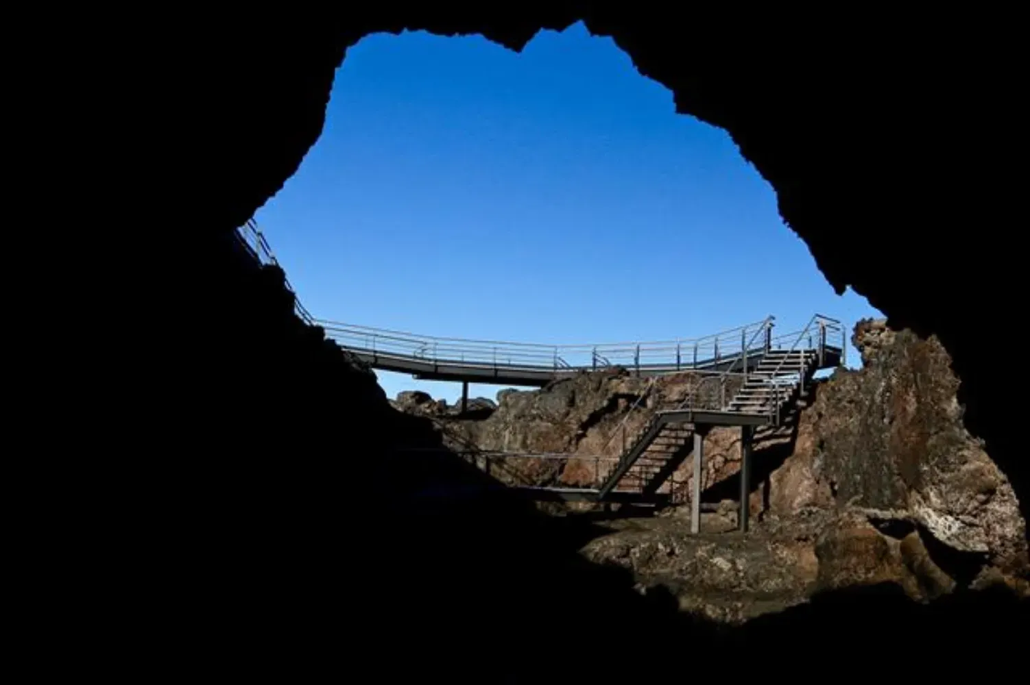 Una vista de un puente desde el interior de una cueva.