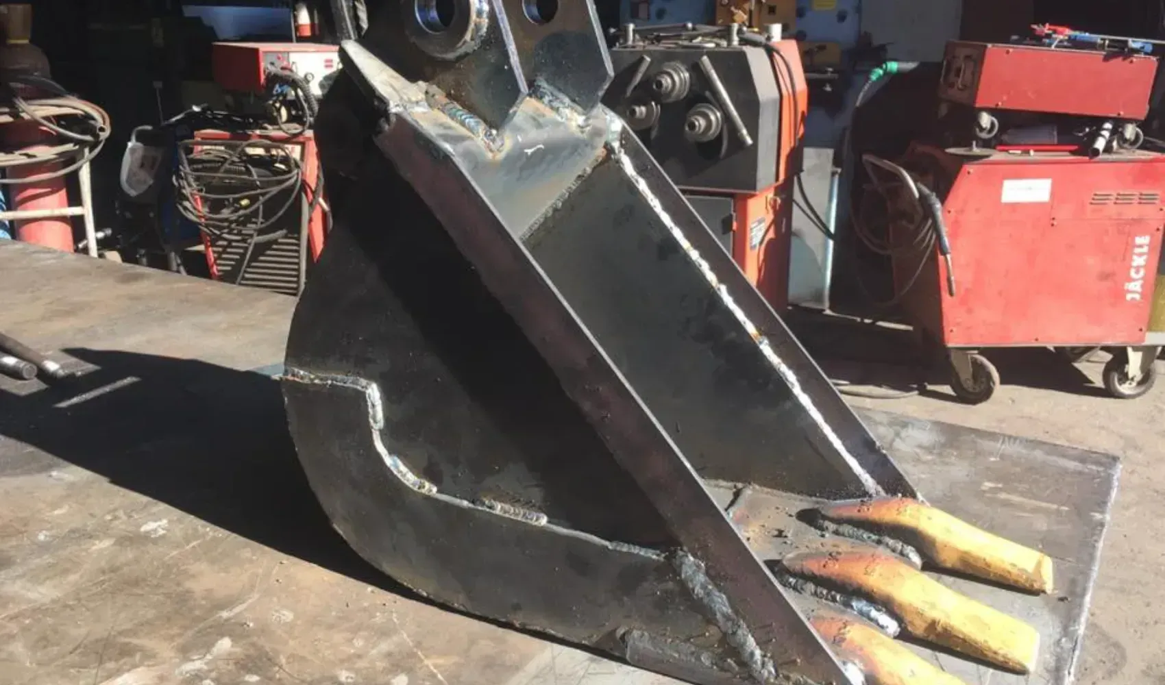 Un cubo de metal con dientes de madera está sobre una mesa.