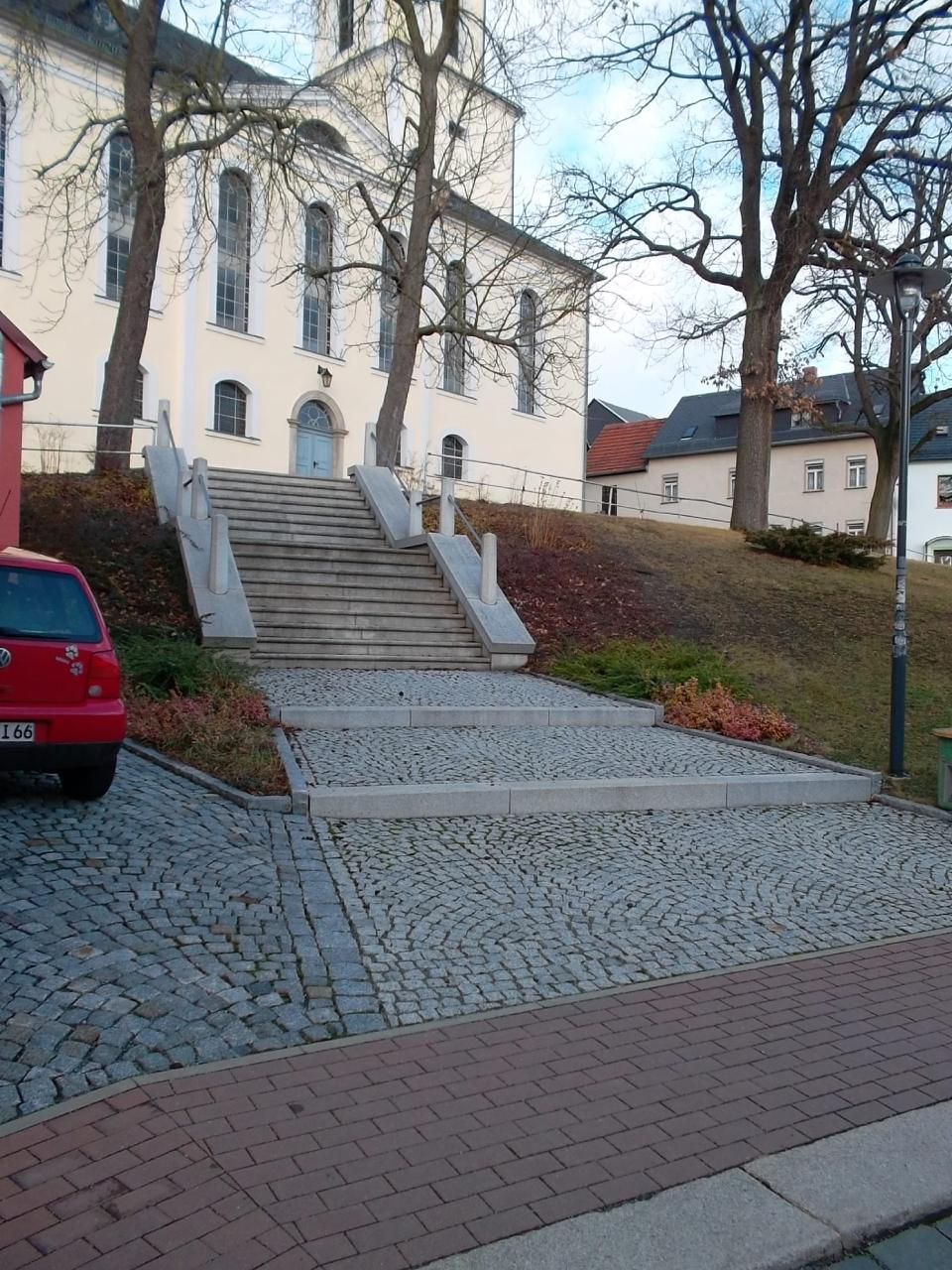 Arndt Bau Bauunternehmung GmbH – ein gepflasterter Fußweg mit Treppe