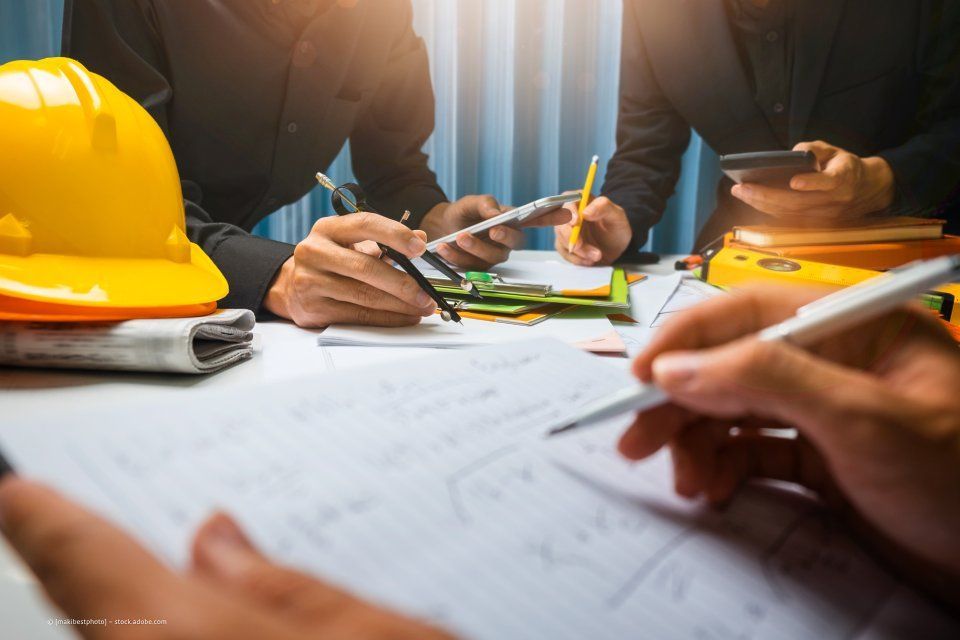 Arndt Bau Bauunternehmung GmbH – zwei Bauingenieure besprechen ein Projekt am Schreibtisch