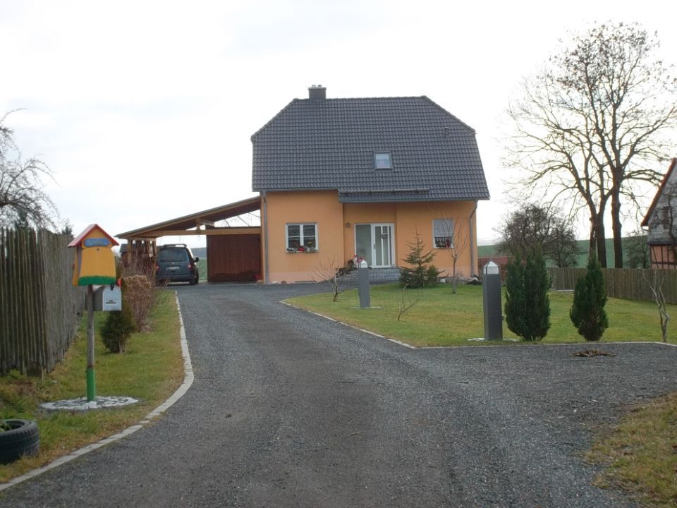 Arndt Bau Bauunternehmung GmbH – ein kompaktes Einfamilienhaus am Ende eines Zufahrtsweges