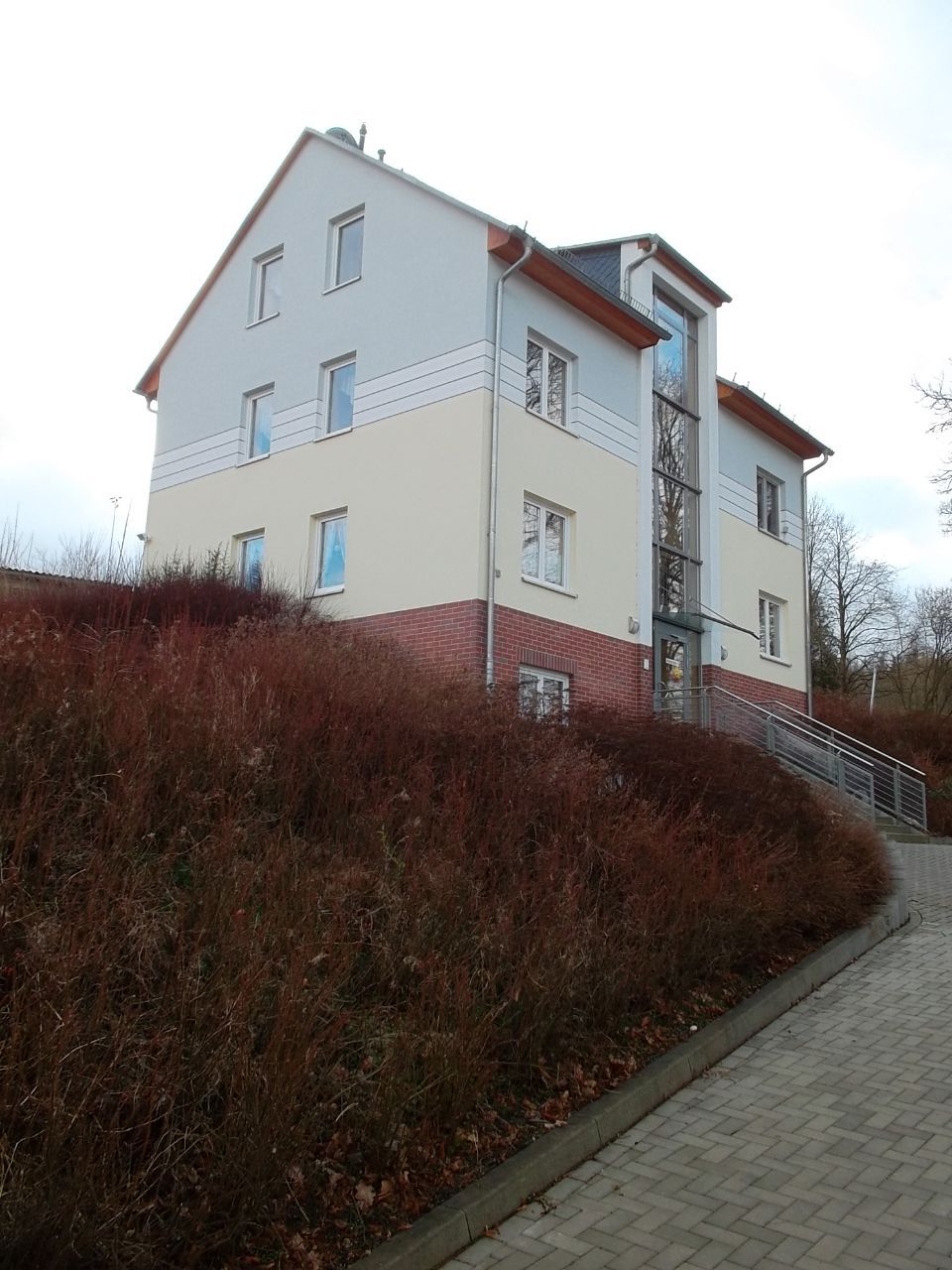 Arndt Bau Bauunternehmung GmbH – ein fertiges Mehrfamilienhaus an einem Hang