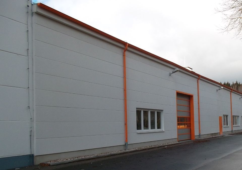 Arndt Bau Bauunternehmung GmbH – ein modernes Lagergebäude mit Rolltor und Fenstern