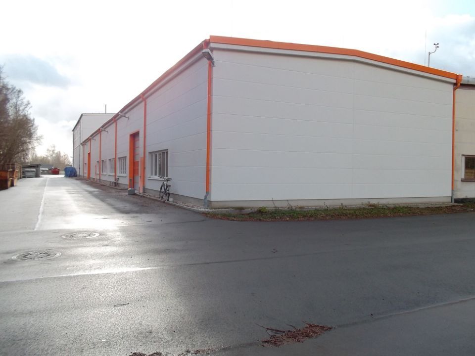 Arndt Bau Bauunternehmung GmbH – eine moderne Lagerhalle mit Rolltor