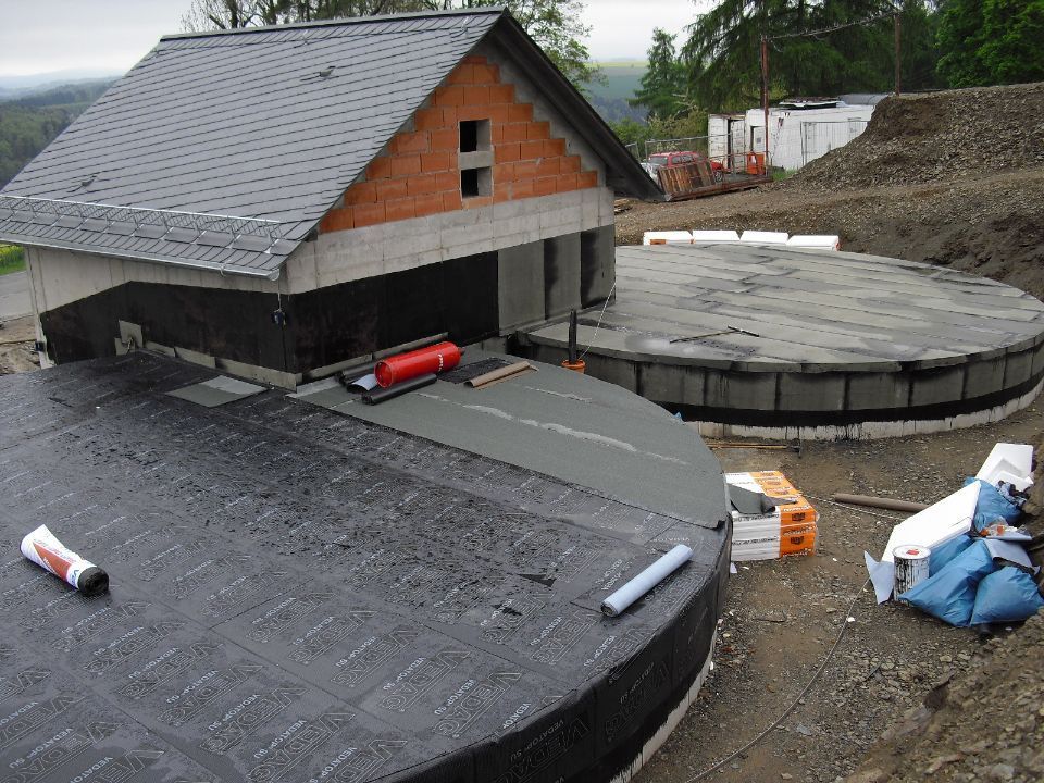 Arndt Bau Bauunternehmung GmbH – zwei runde Fundamente unter einem Gebäude