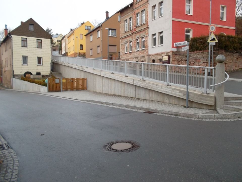 Arndt Bau Bauunternehmung GmbH – eine Straßenneigung mit Trennmauer