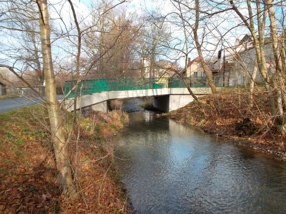 Arndt Bau Bauunternehmung GmbH – eine kompakte Brücke über einem Bach