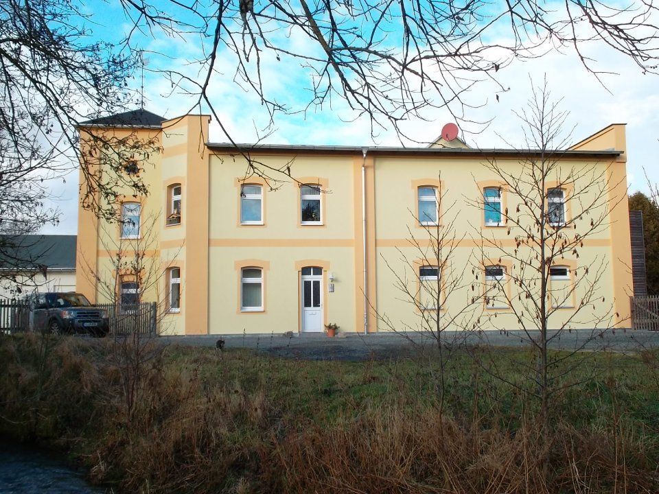 Arndt Bau Bauunternehmung GmbH – die sanierte Gebäudefassade in der Weitsicht