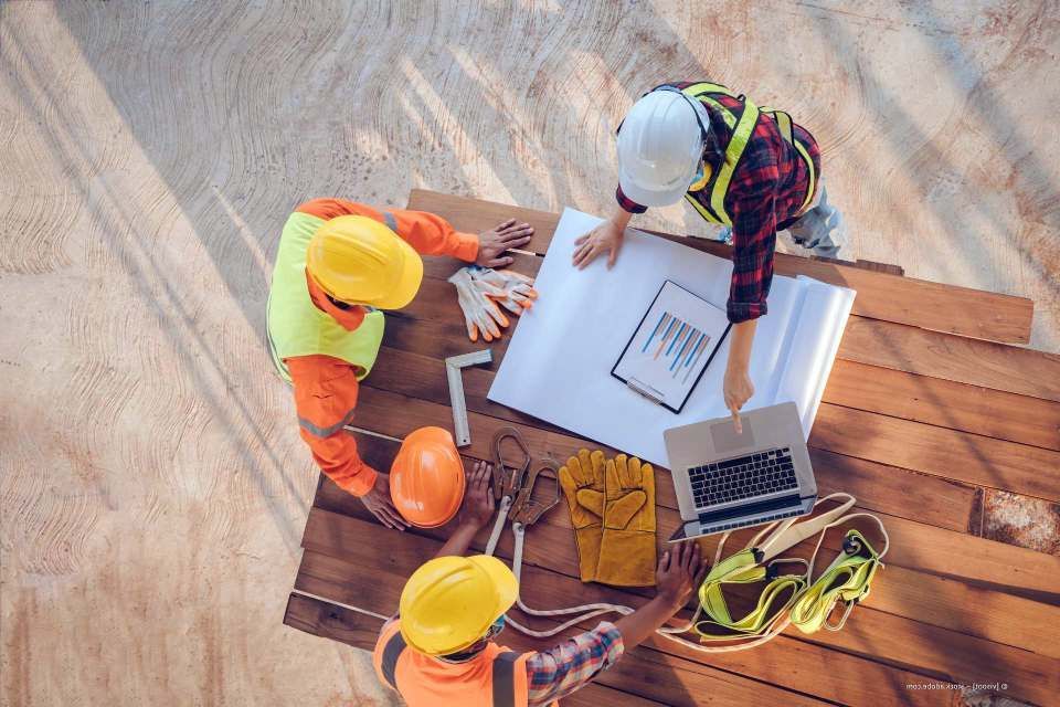 Arndt Bau Bauunternehmung GmbH – Bauplaner im Team-Gespräch