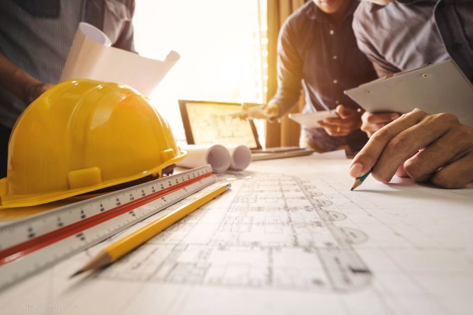 Arndt Bau Bauunternehmung GmbH – Baustellenhelm auf einem Schreibtisch