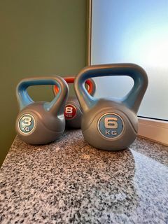 Mitarbeiterin von Irene Eva Alves Physiotherapie & Osteopathie behandelt Patientin mit Physiotherapie