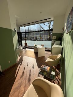 Mitarbeiterin von Irene Eva Alves Physiotherapie & Osteopathie behandelt Patientin mit Physiotherapie