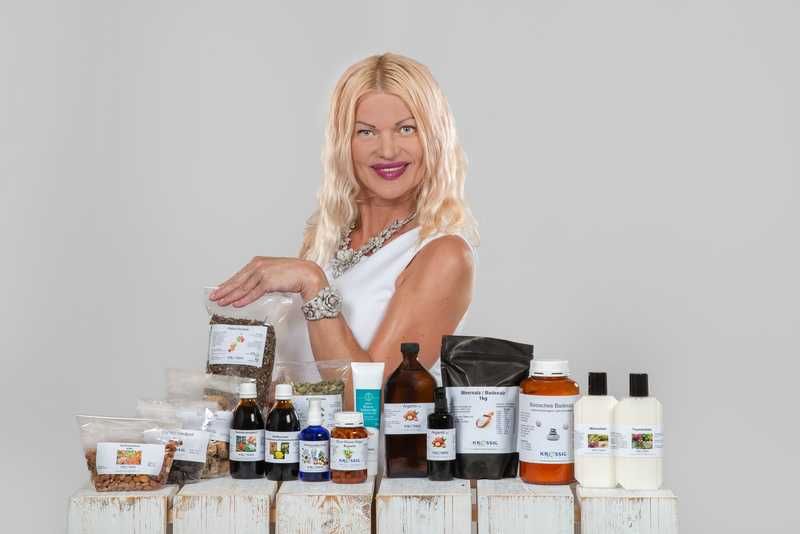 Slavomira Küng zeigt Produkte für Massage