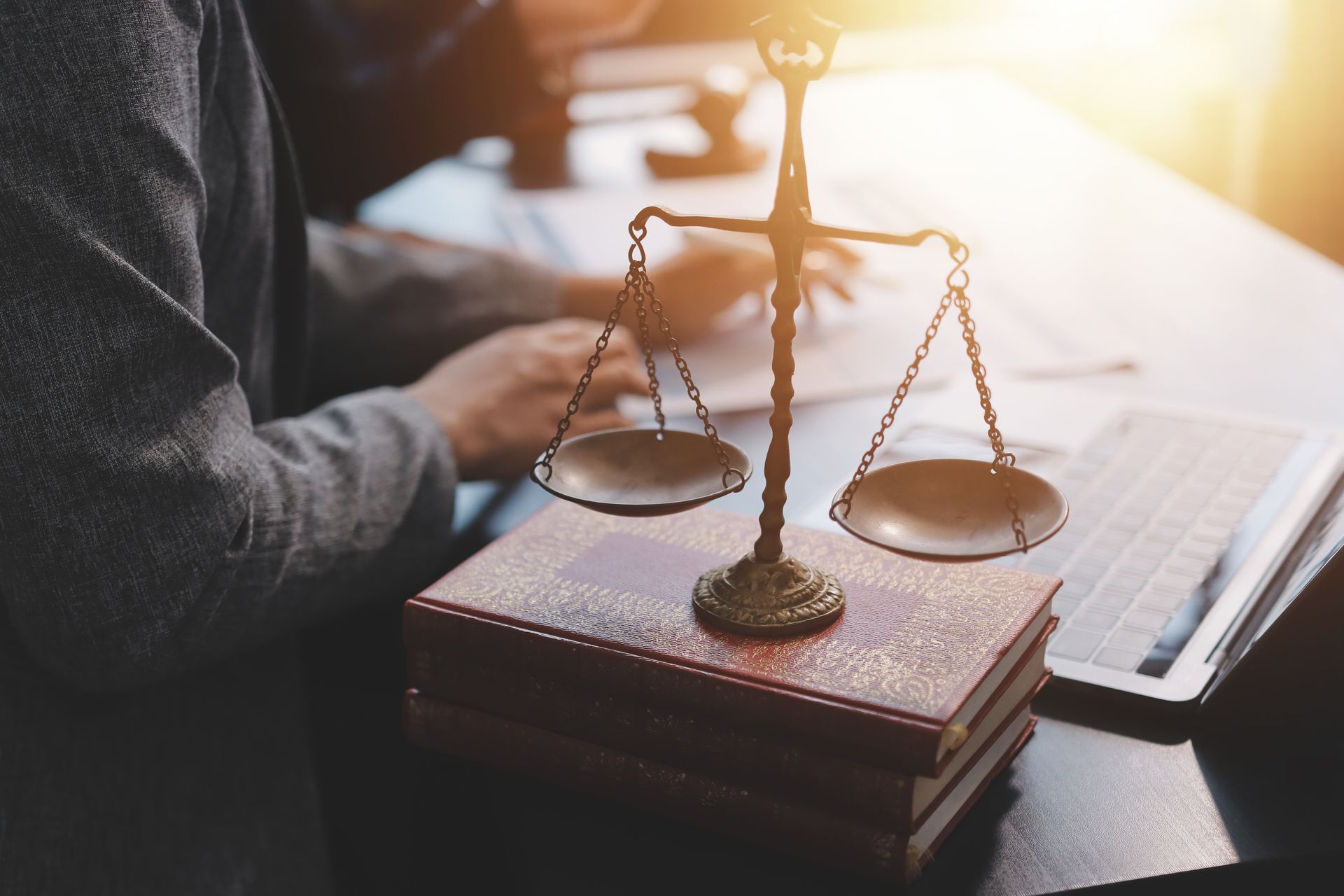 Le symbole de la justice posé sur un livre.