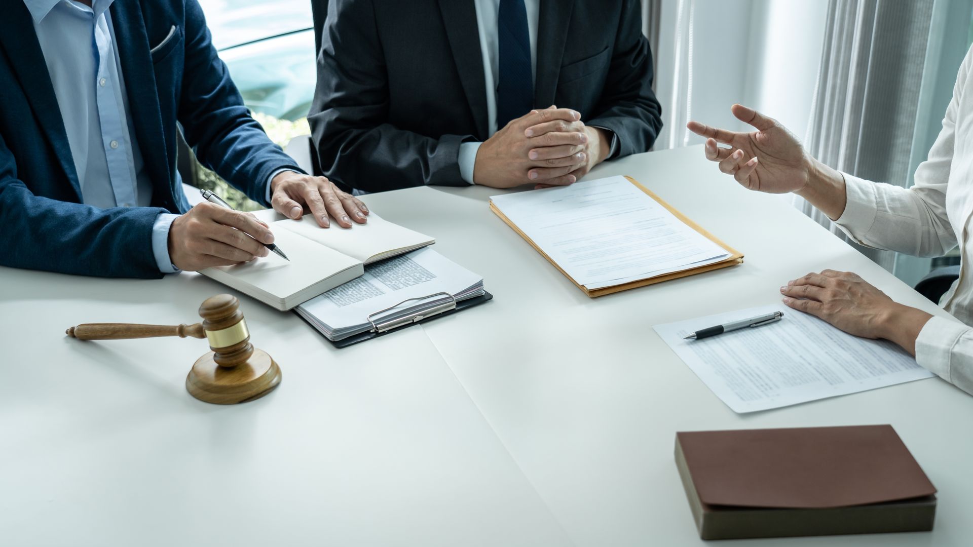 Personnes devant des documents