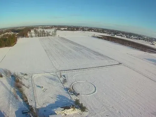 eine Luftaufnahme eines verschneiten Feldes mit einem Kreis in der Mitte.