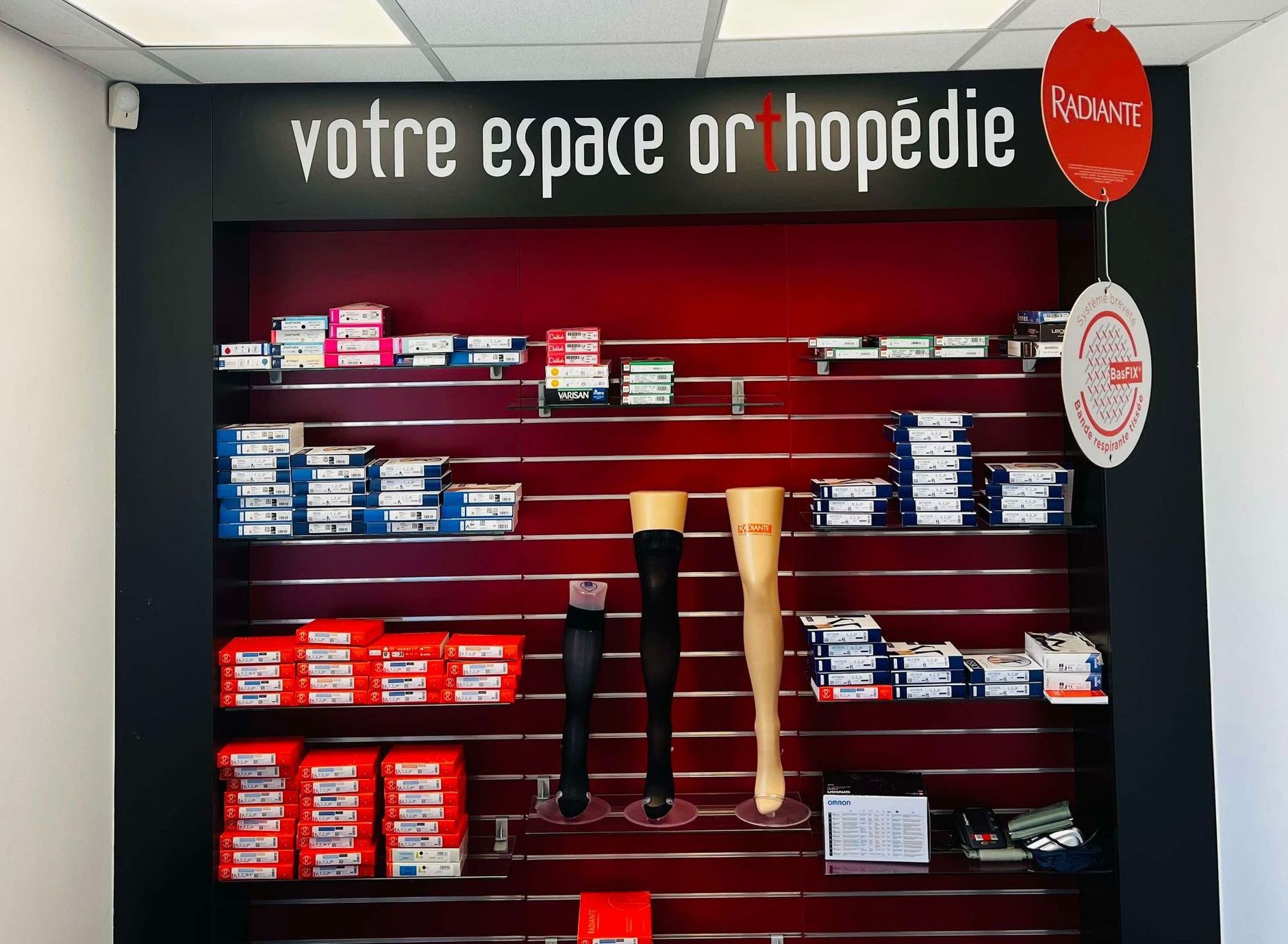 Photo de plusieurs types d'atelles et d'orthèses