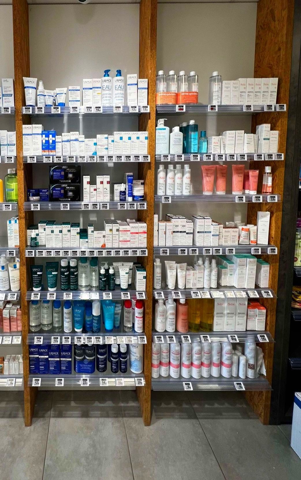 Présentoir avec des produits de parapharmacie