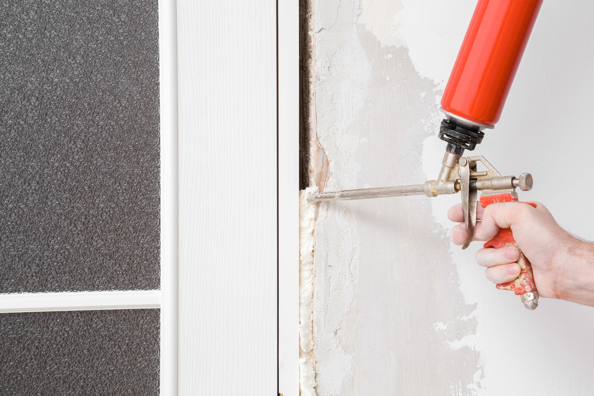 Application d'un mastic expansif en mousse pour combler les espaces entre les blocs de construction.