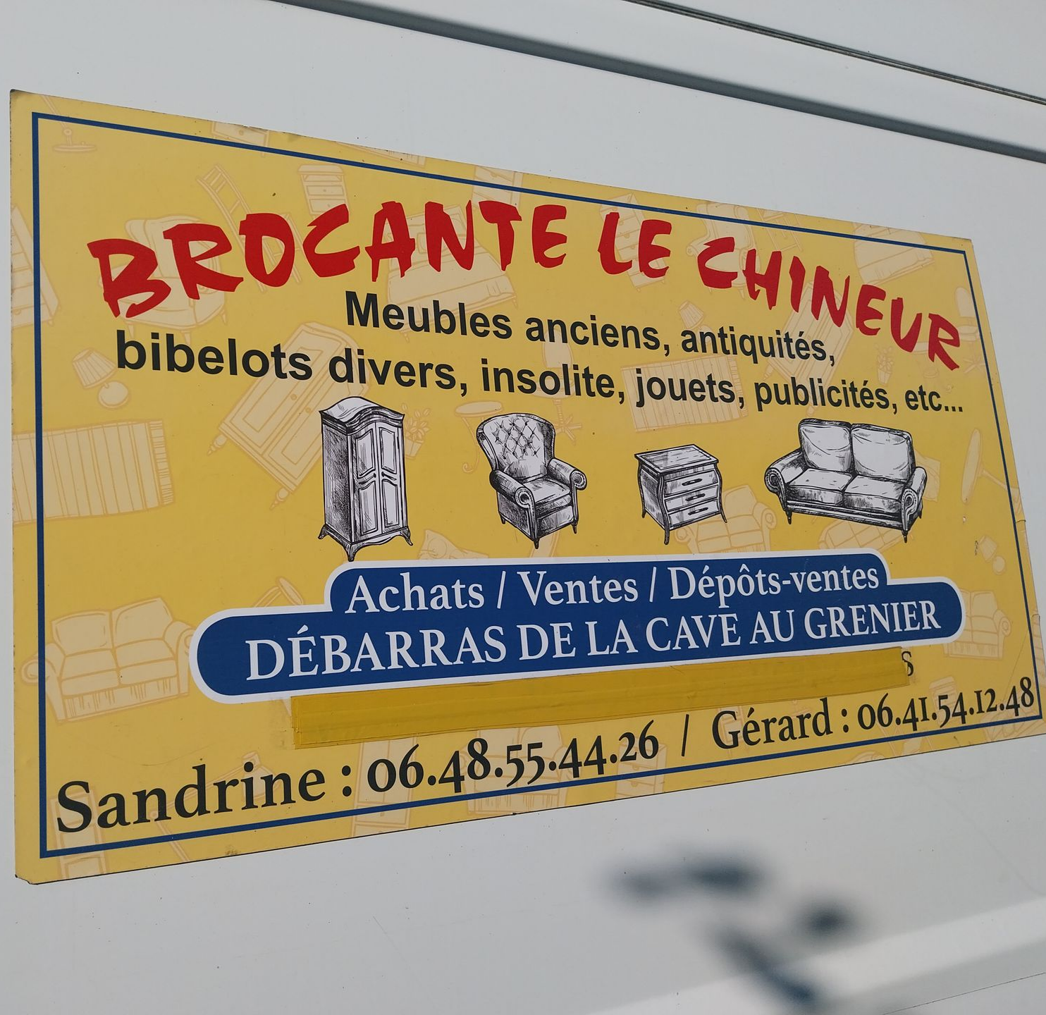Panneau pour Brocante Le Chineur avec dessins de meubles, fond jaune et coordonnées.