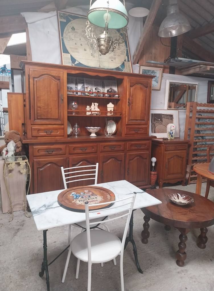 Du mobilier en présentation dans le dépôt-vente de Brocante le Chineur.