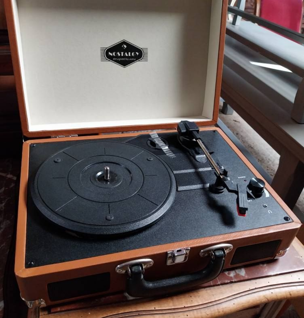 Tourne-disque portable marron et noir avec couvercle ouvert.