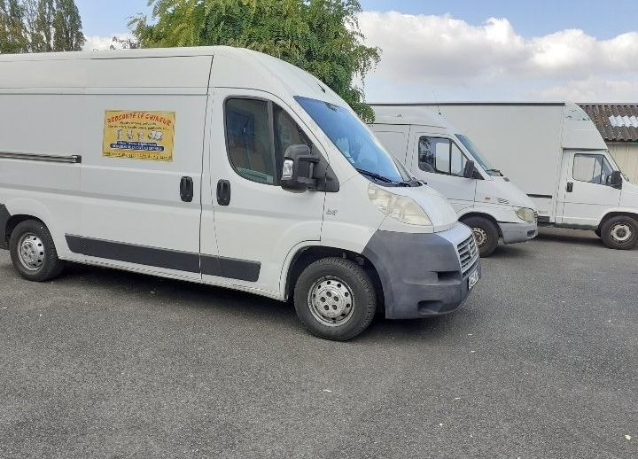 Panneau bleu et blanc BROCANTE sur un mur en pierre.