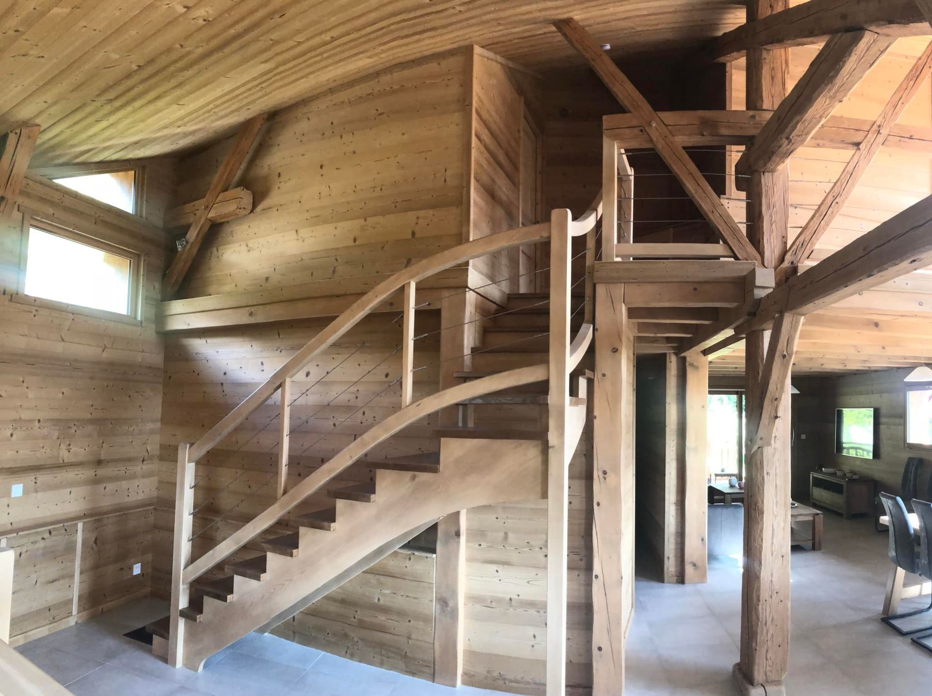 Intérieur en bois : escaliers et charpente