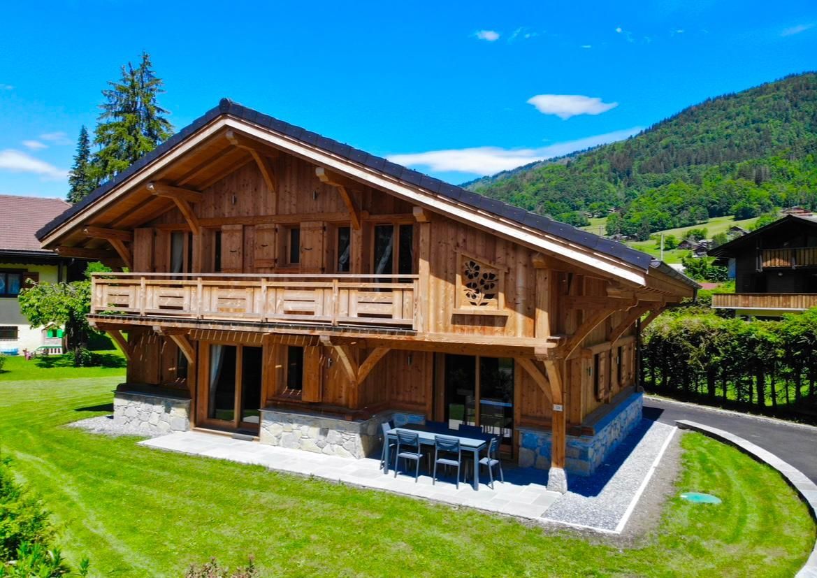 Chalet avec ciel bleu