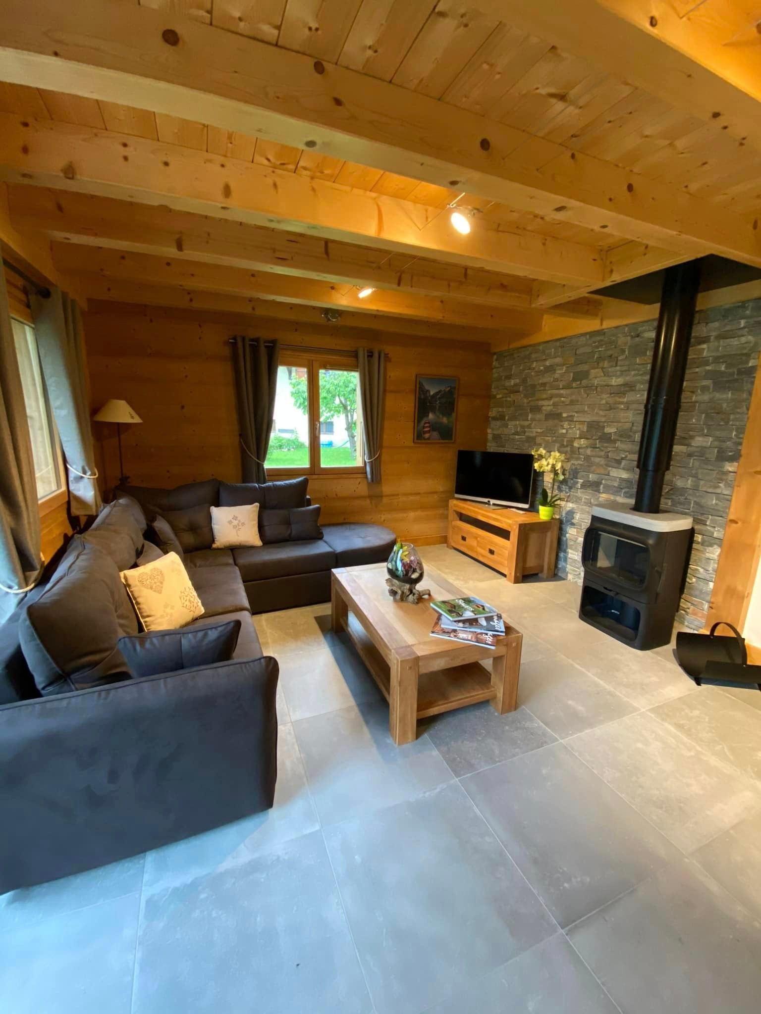 Intérieur d'un chalet en bois