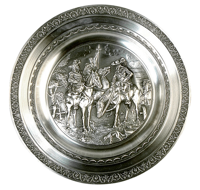 Assiette en argent ornée d'une scène en relief représentant des personnages à cheval dans un paysage.